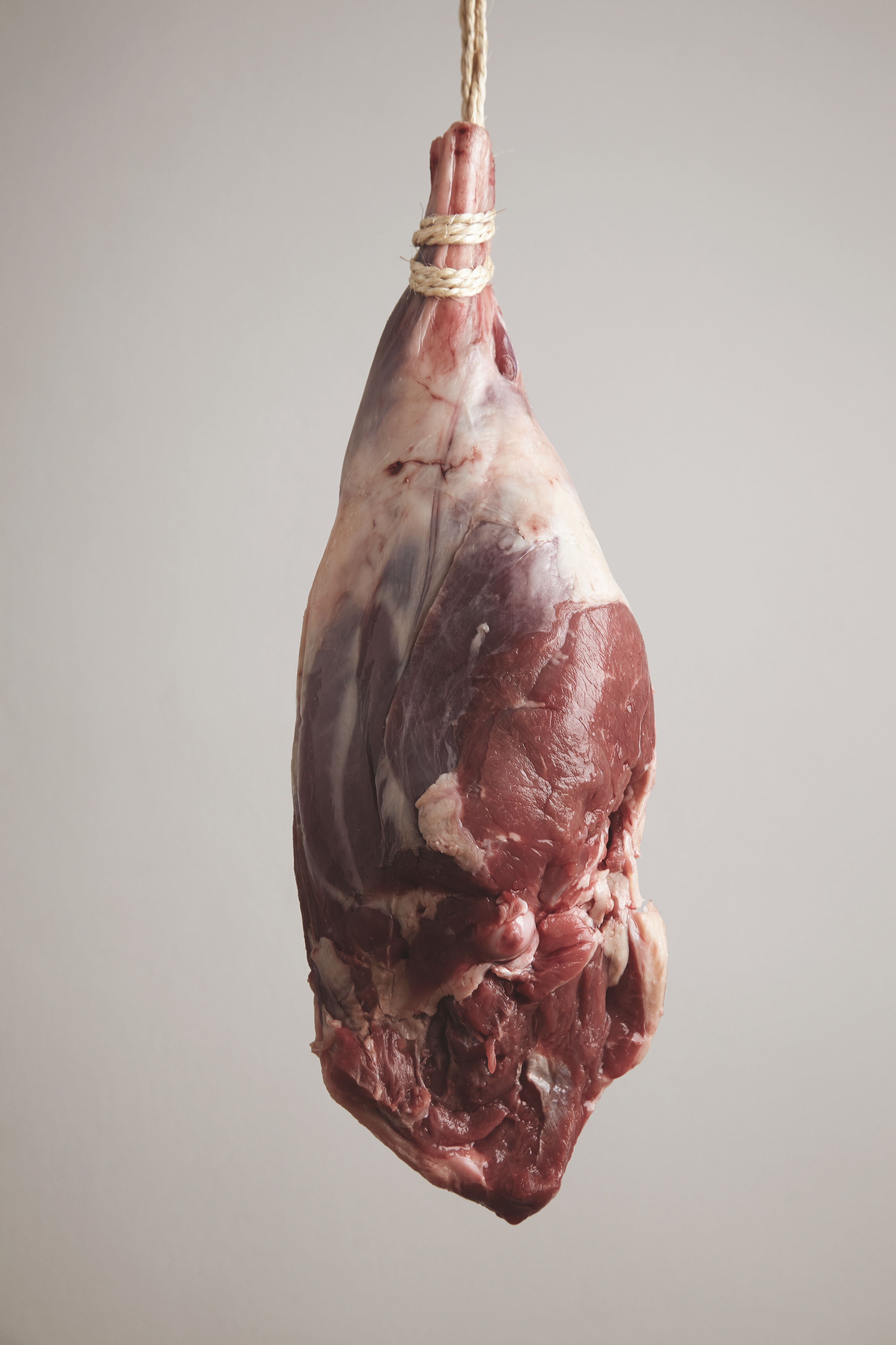 Gigot d'agneau d'Islande suspendu — viande fraîche et artisanale Glomyra