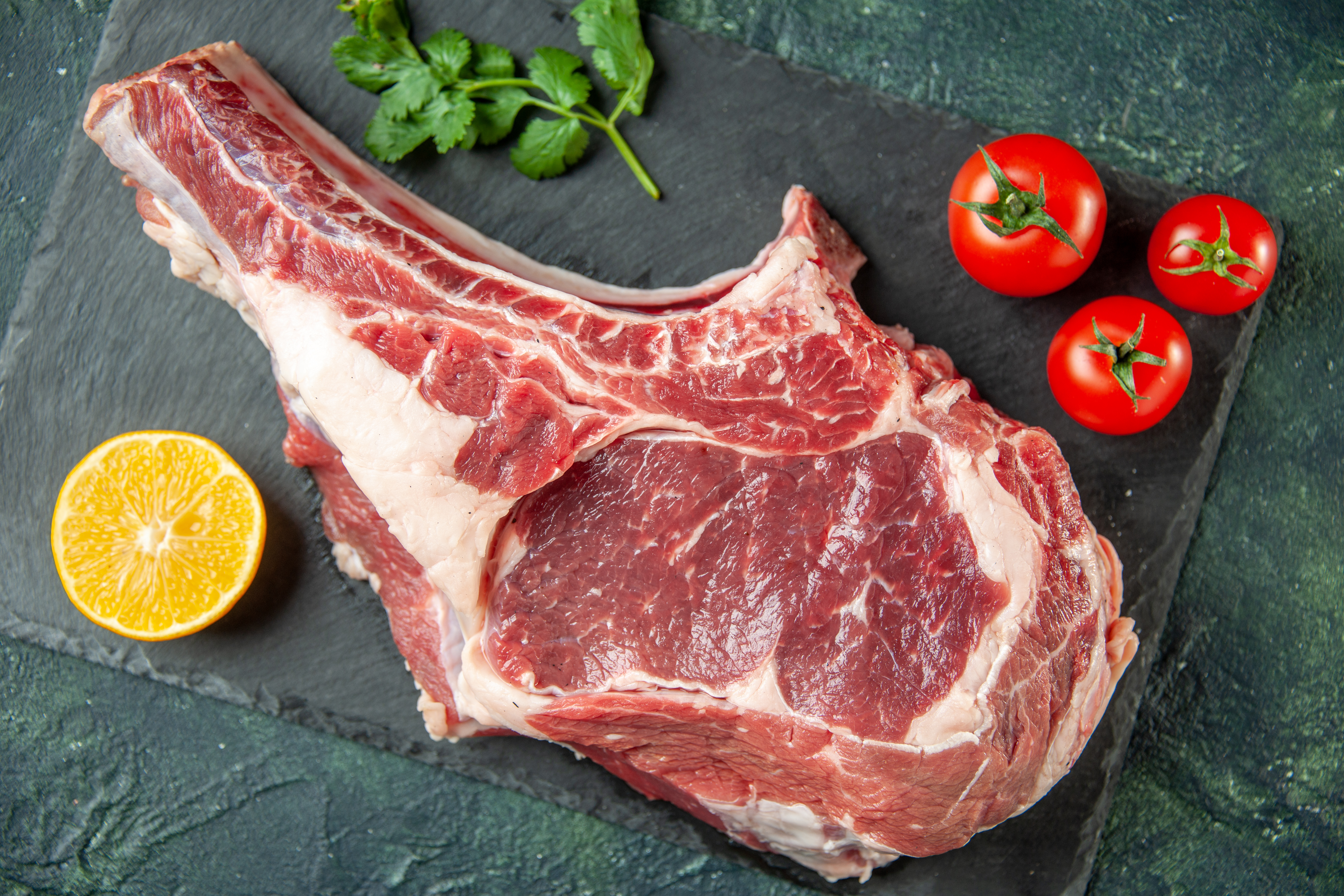 Pièce de bœuf persillée sur ardoise, tomates cerises et herbes fraîches